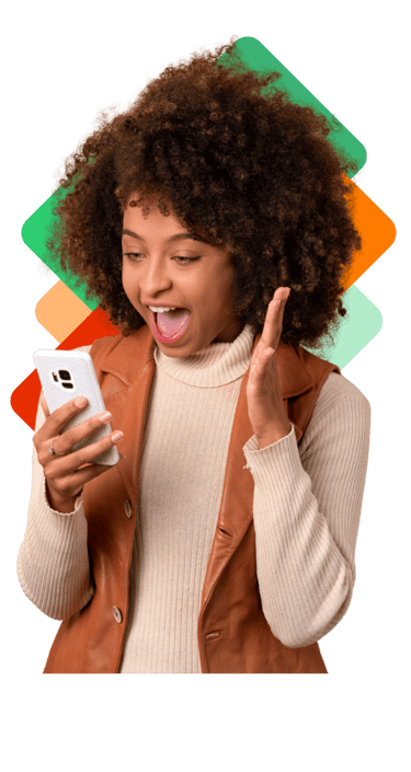 Pessoa feliz usando o aplicativo de transporte APKTEM no celular, representando mobilidade urbana