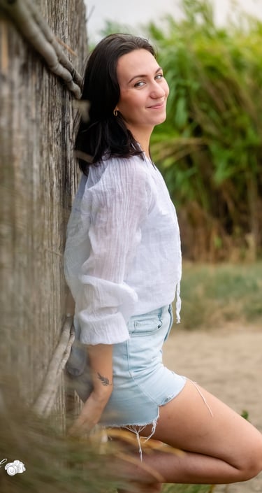 magnifique portrait en bord de mer à Canet d'une modèle souriante , 66