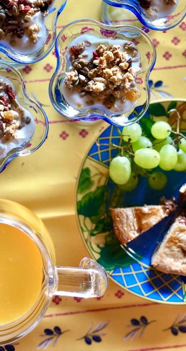 Petit déjeuner, Chambre d'hôte, Plazac, Périgord, Dordogne, France.