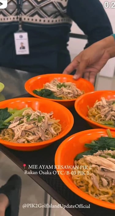 Keseruan makan di Mie Ayam Kesawan rukan osaka pik 2
