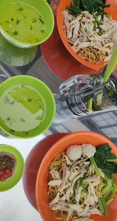 Keseruan makan di Mie Ayam Kesawan rukan osaka pik 2