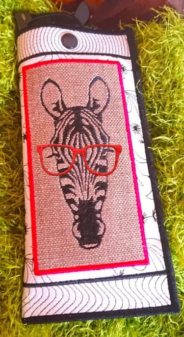 ITH-etui-lunette-motif-broderie-machine-lesbroderiesdenonette