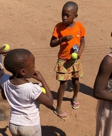Niños del Sahara con Material de la Escuela de tenis para niños Panda Tenis