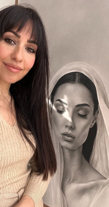La artista Aria De Zabal junto a su obra Sueños De Paz
