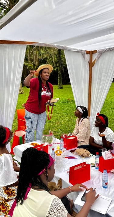ungroupe de personnes assises autour de la table pour une édification biblique