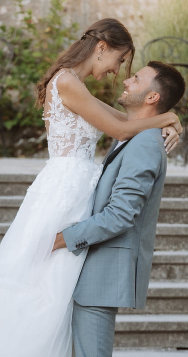 Hochzeitsfotograf Coburg: Bräutigam hebt seine Braut liebevoll auf einer Treppe hoch.