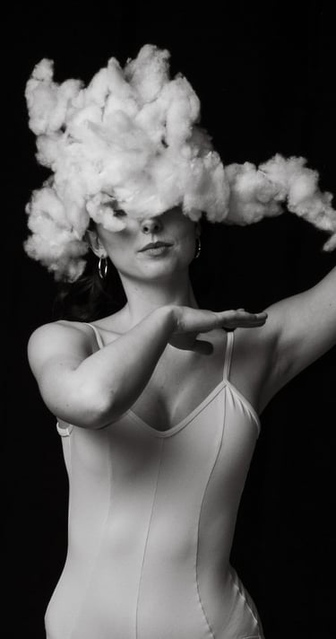 Retrato en blanco y negro de mujer con los ojos cubiertos por nubes blancas, fotografía  artistica 