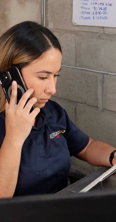 Chica con uniforme de Alfrente respondiendo llamada telefonica