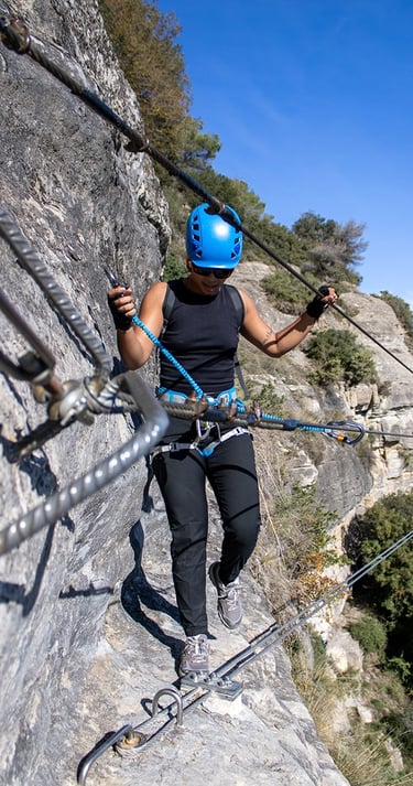 mujer en puente tibetano