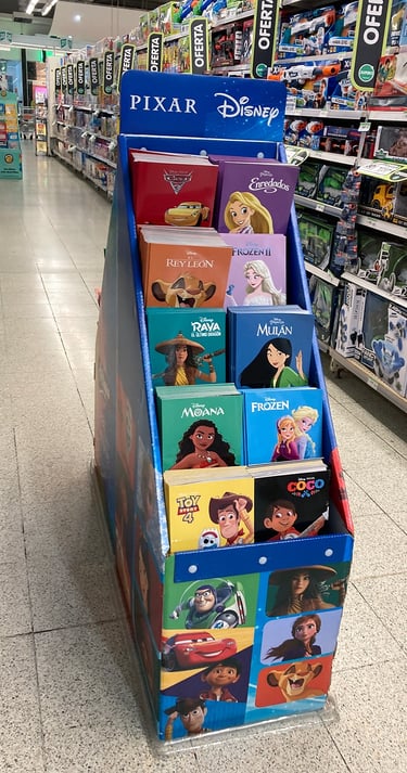 Exhibición de libros para Disney. Materiales FSC. Supermercado .