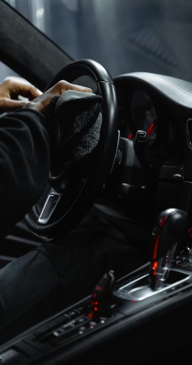 Homme nettoyant voiture volant