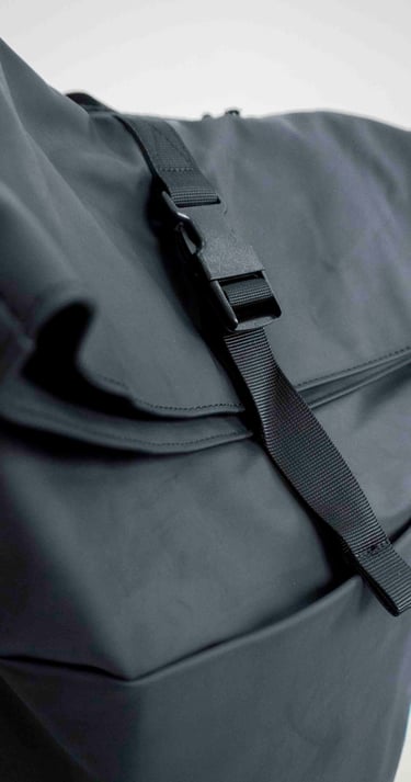 Foto profesional de mochila de viaje impermeable enfocando el broche de seguridad