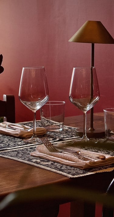 Il Giardino - Vino e cucina a table setting with wine glasses and wine glasses