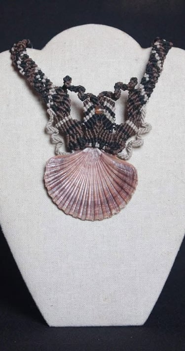Collar de macramé marrón hecho a mano con un colgante de concha marina natural