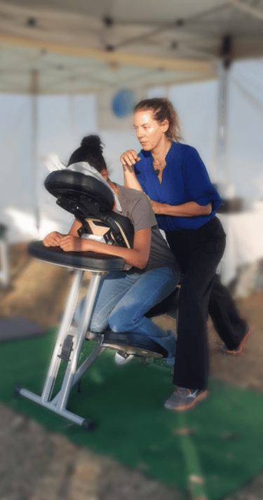 massage amma assis en extérieur vue de face, posture dynamique