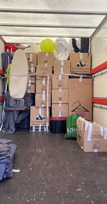 Camionnette remplie de meubles