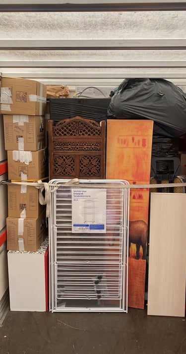 Meubles en bois dans une camionnette