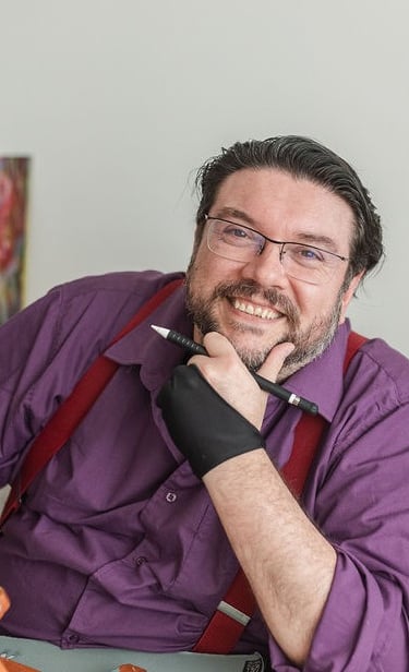 artista olhando para a camera.