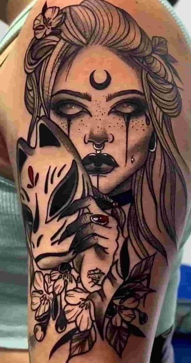 Tatuaje femenino estilo neotradicional por Steven Aguirre, tatuador en Valencia