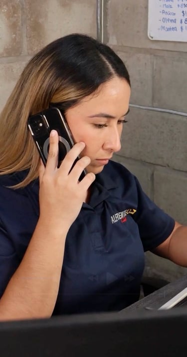Chica con uniforme de Alfrente respondiendo llamada telefonica