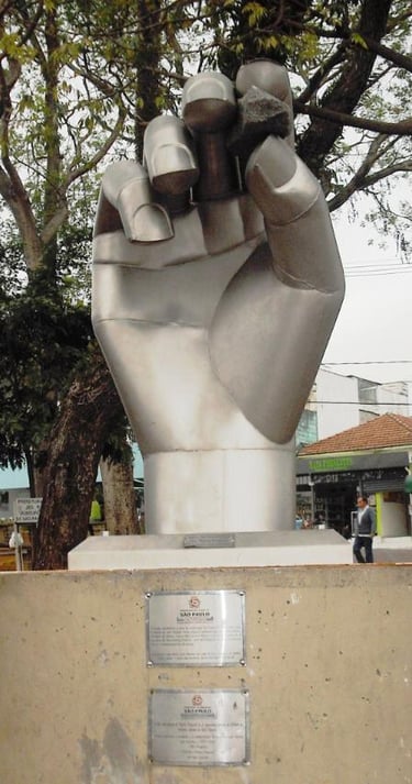 Essa imagem retrata uma área de lazer e equipamentos urbanos, reforçando o caráter comunitário.