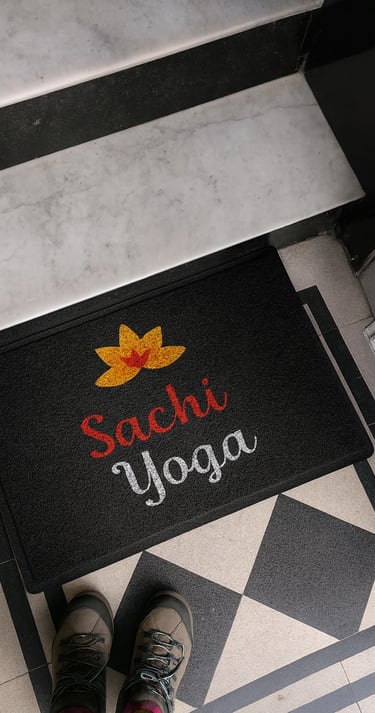 Felpudo calado con logo Sachi Yoga para un estudio