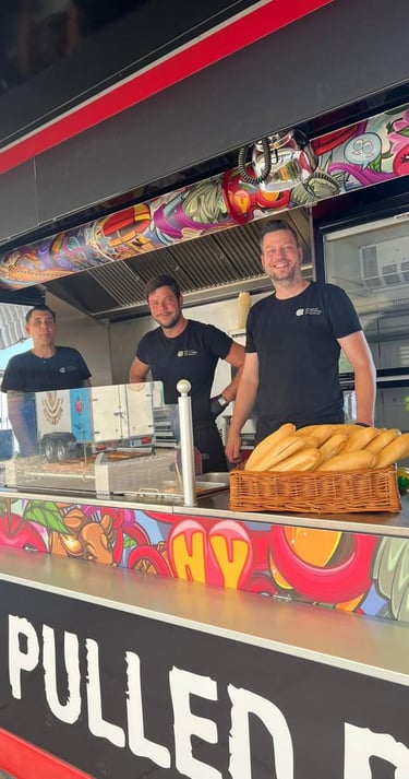 Stefan, Matze, Alex am arbeiten im Foodtruck
