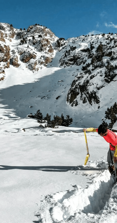 hombre clavando pala en la nieve