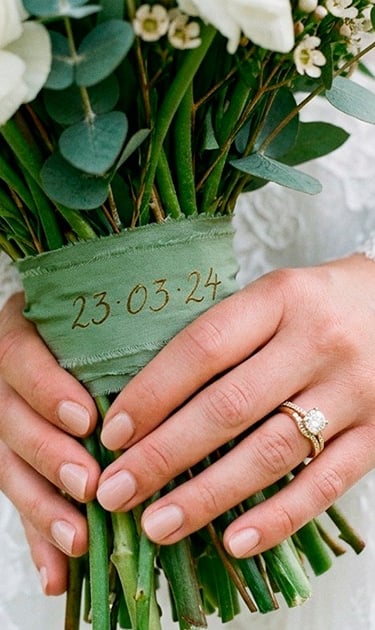 Ramo de novia con listón personalizado con la fecha de su boda