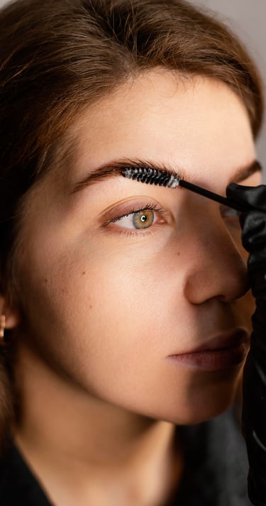 Muestra el proceso de laminado de cejas con una modelo de  ojos cafe claro