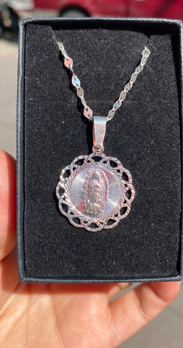 Medalla de la virgen de Guadalupe hecha de plata 925