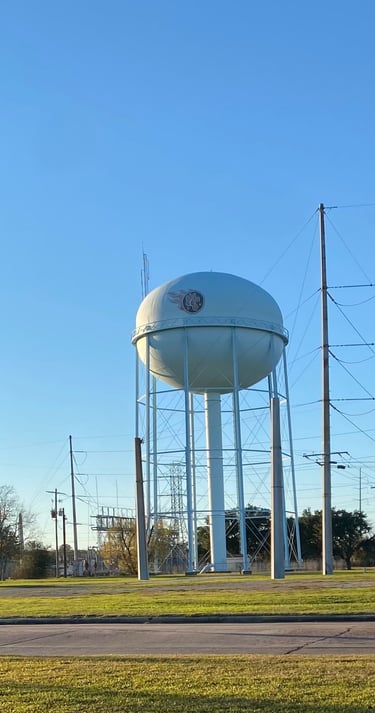 A water tower in Port Arthur Texas with a painted logo of the local high school