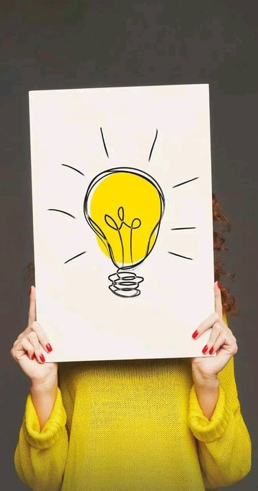 Persona que sostiene una bombilla que dibuja en un cartel y representa una idea creativa