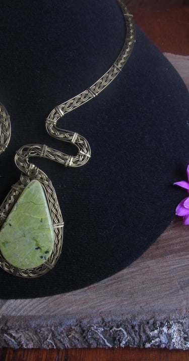 Collar artesanal de bronce con técnica de alambrismo, que presenta colgantes de piedras naturales 