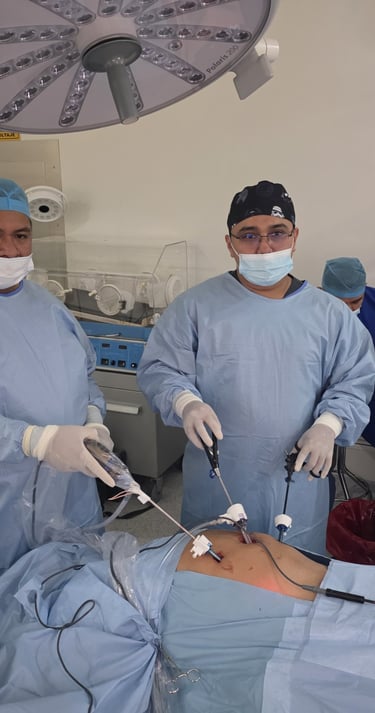 dr daniel rodriguez operando una hernia inguinal laparoscopica