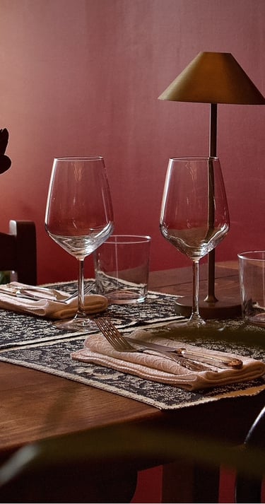 Il Giardino - Vino e cucina a table setting with wine glasses and wine glasses