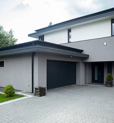 Trabajo de pintura en la fachada de un chalet en Getxo