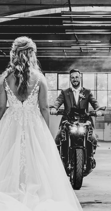 Bruidspaar met motor fotoshoot industrieel