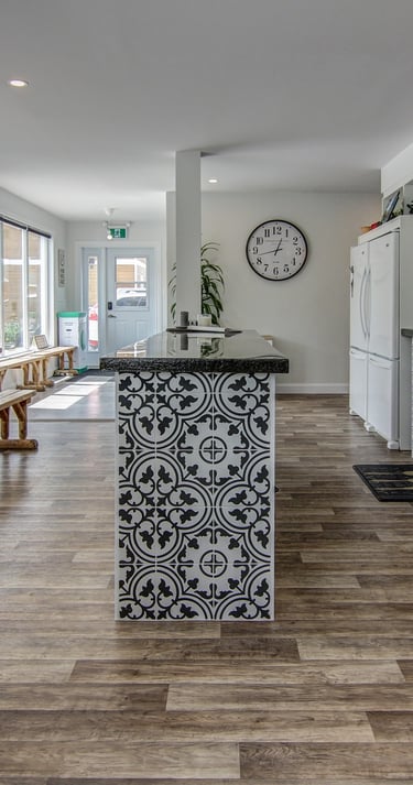 Cuisine spacieuse et entièrement équipée à l'Auberge du Yéti, idéale pour cuisiner en famille ou entre amis.