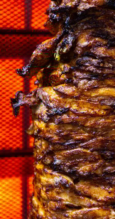 carne de kebab de pollo en el asador 