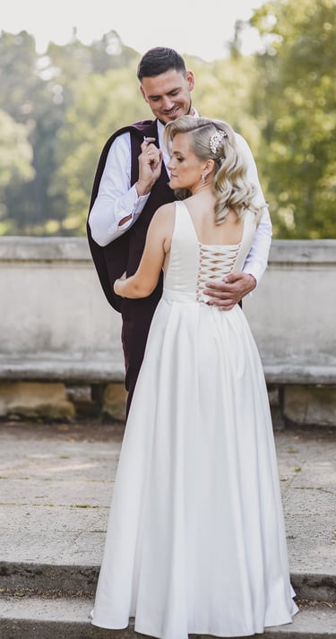 Vestuvių fotosesija gamtoje prie senovinių laiptų