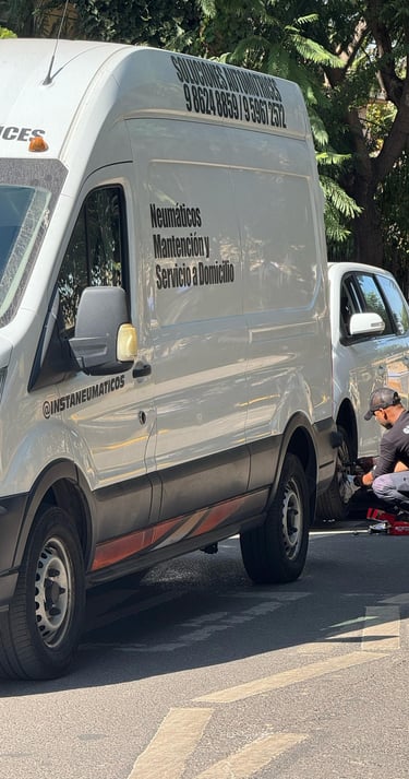 Equipo de Instaneumáticos realizando un cambio de frenos