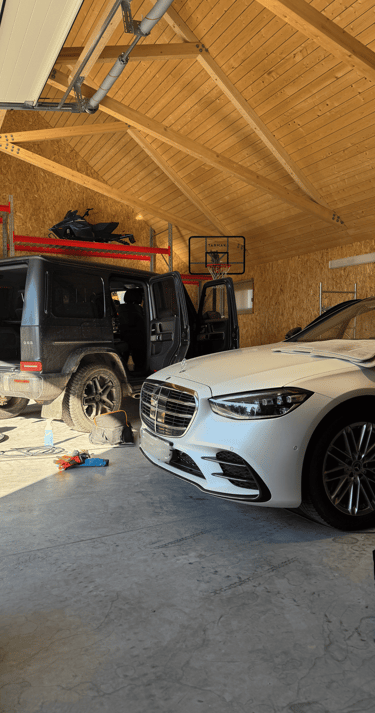 Mercedes G klasės ir S klasės automobiliai valymo metu garaže – profesionalus automobilių valymas