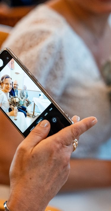 un smartphone prenant une photo d'une femme