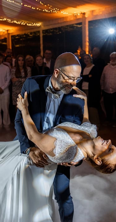 Couple de mariés dansant