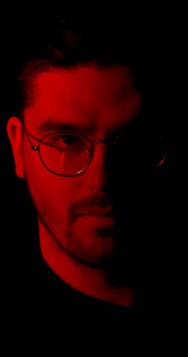 Dimitri Janiak , le guitariste du groupe Rush On Mars éclairé de face par une Lumière rouge