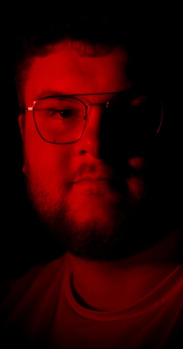 Arthur Debary, le batteur du groupe Rush On Mars éclairé de face par une Lumière rouge