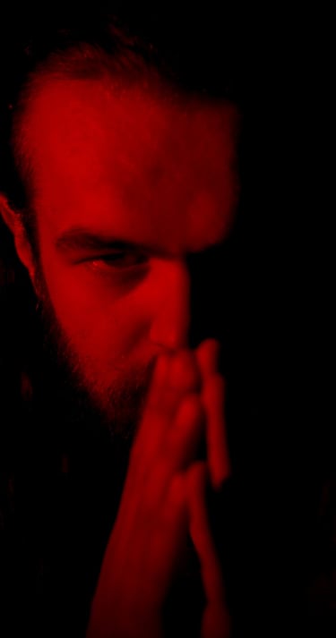 Nathan Dartevert, le guitariste et chanteur et trompettiste du groupe Rush On Mars éclairé de face