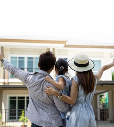 Uma família olha para a casa recentemente adquirida