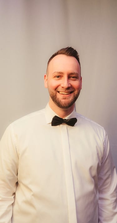 DJ Fabian Raumann im Hemd und mit Fliege